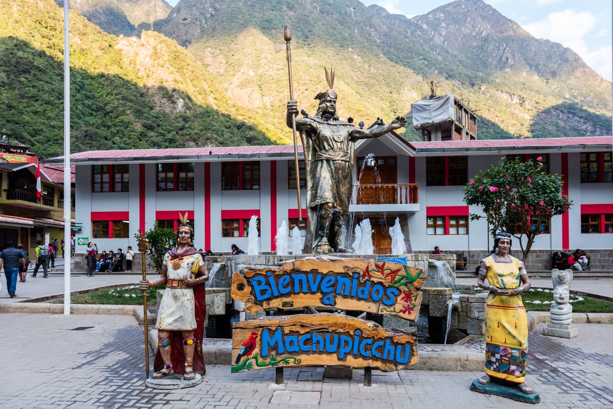 Der Ort Aguas Calientes in der Urubamba-Schlucht