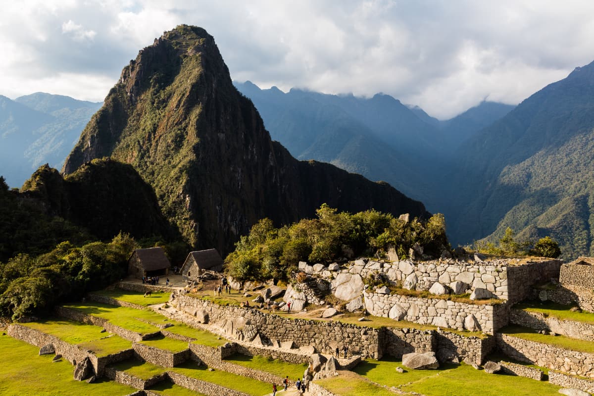 Der steile Gipfel des Huayna Picchu über Machu Picchu