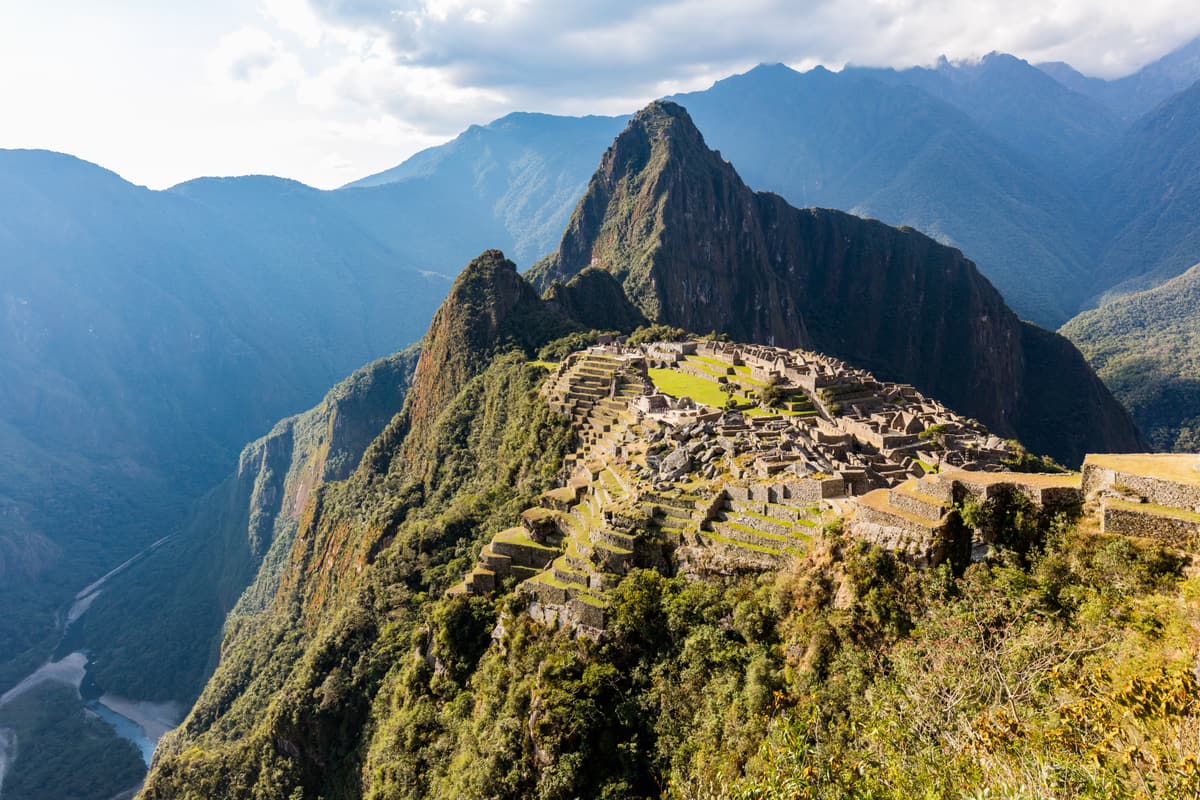 Die Steinbauten von Machu Picchu unterhalb des Huayna Picchu