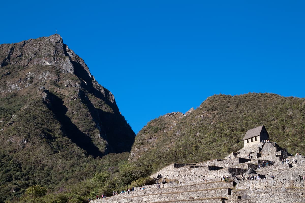Machu Picchu mit dem Berg, der es überragt