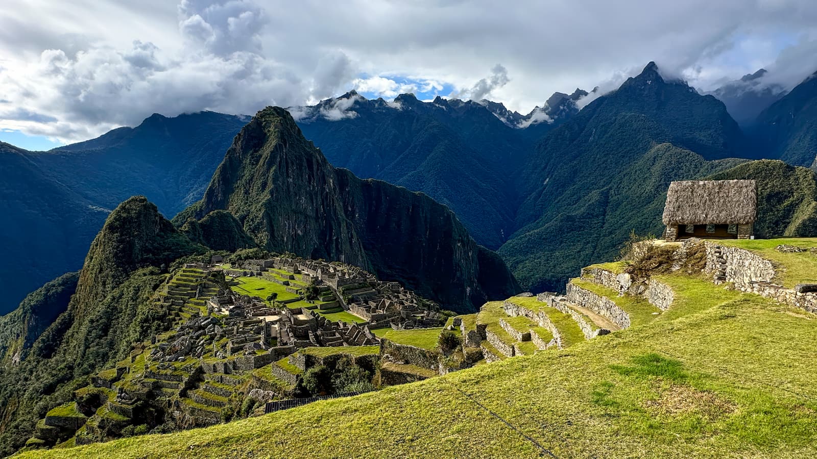 Der klassische Blick über Machu Picchu von den oberen Terrassen beim Wächterhaus