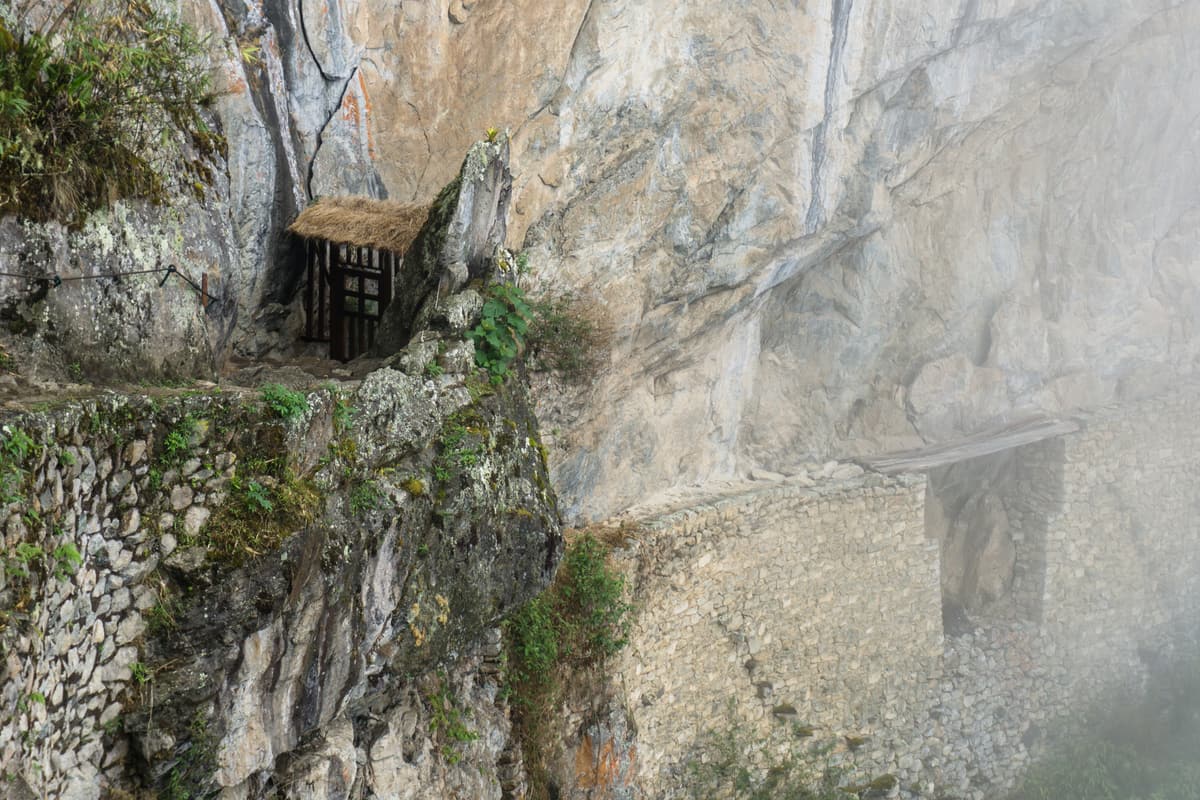 Die Inka-Brücke an ihrem Felspfad in Machu Picchu