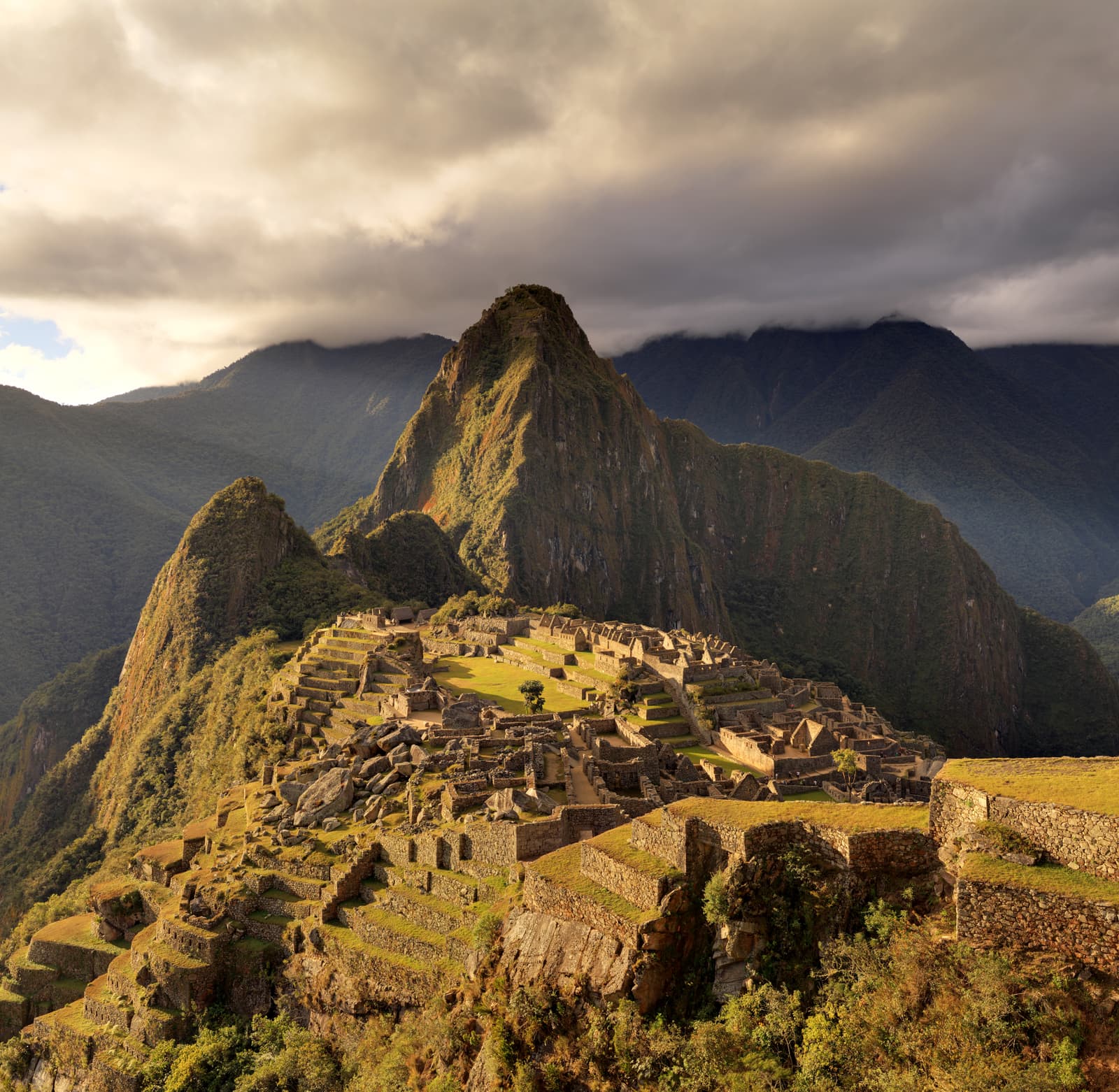 Panorama von Machu Picchu und den umliegenden Bergen