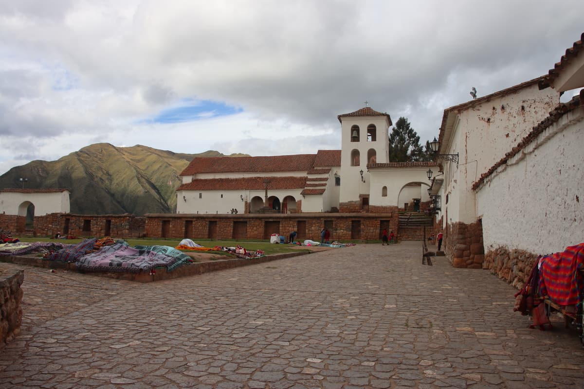 Die Kolonialkirche und die Inka-Mauern von Chinchero