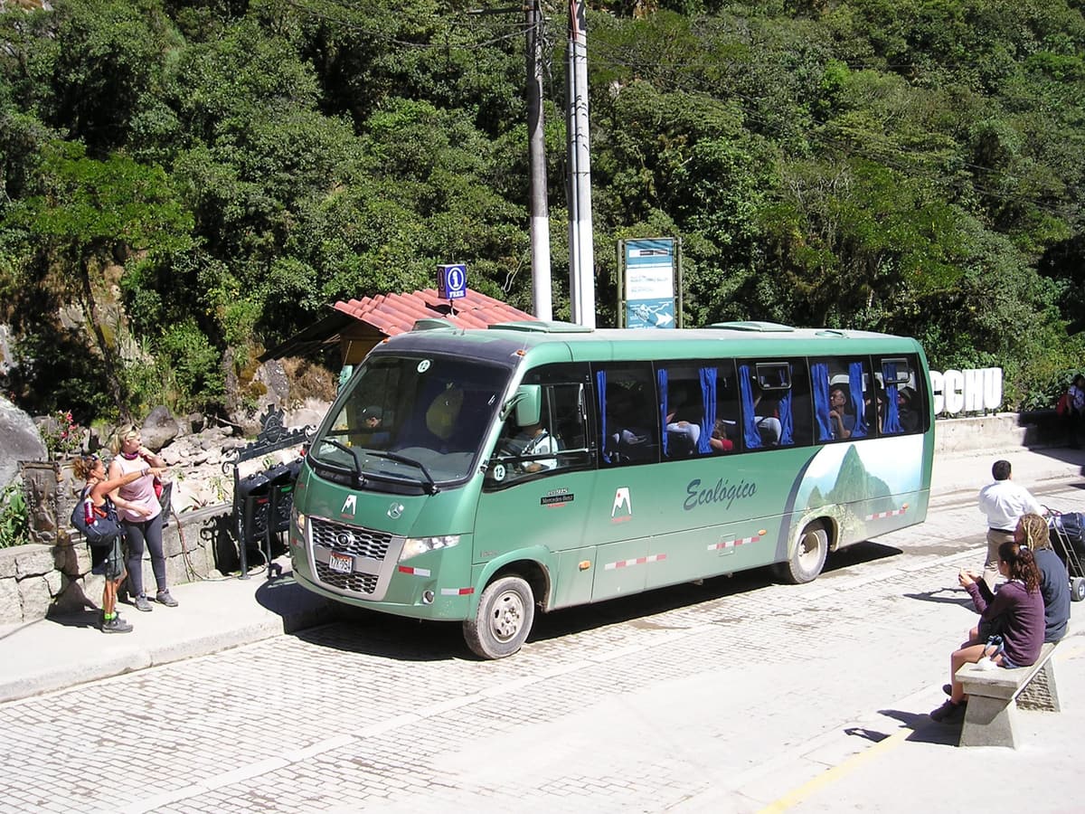 Ein Consettur-Shuttlebus, wie er auf der Straße nach Machu Picchu fährt