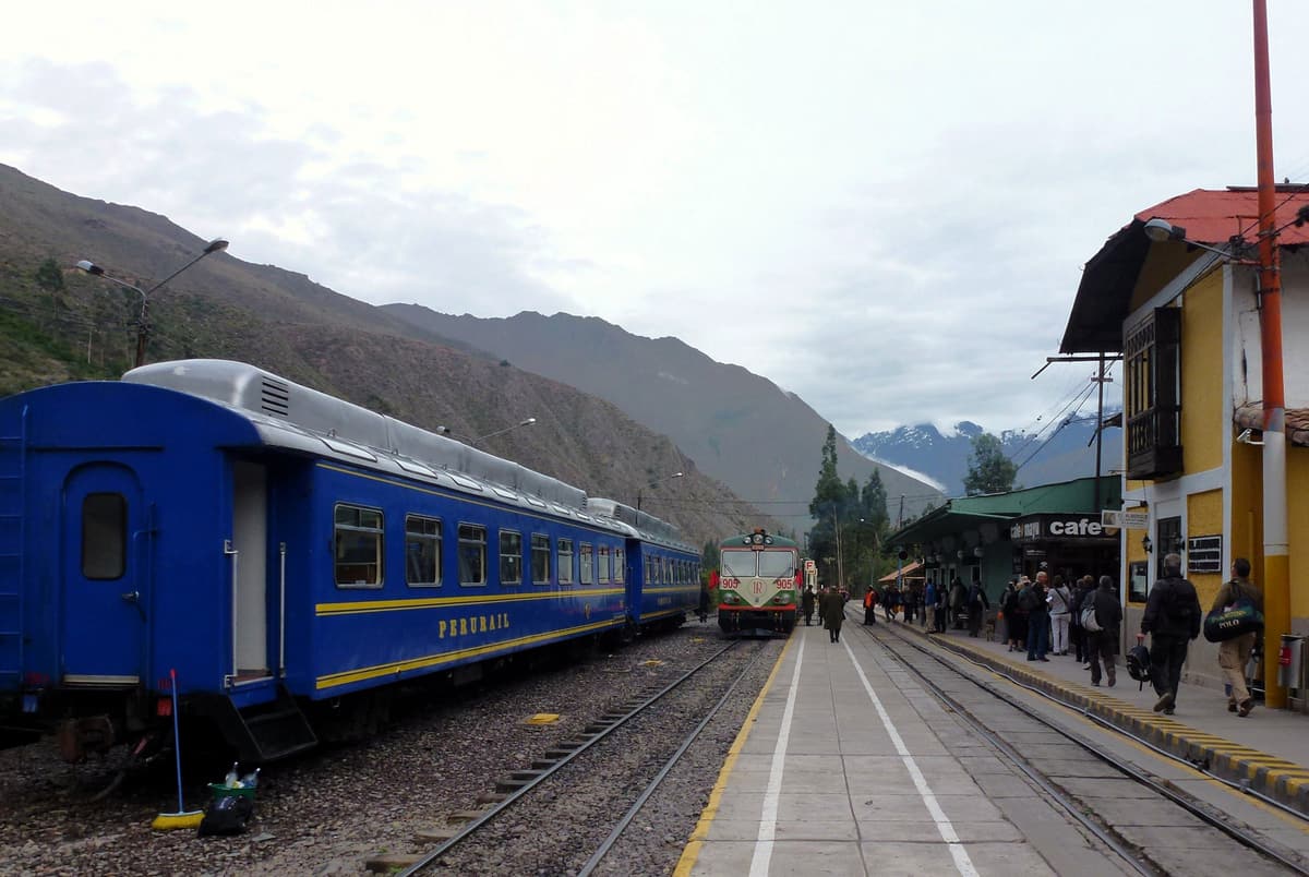 Ein wartender Zug im Bahnhof von Ollantaytambo