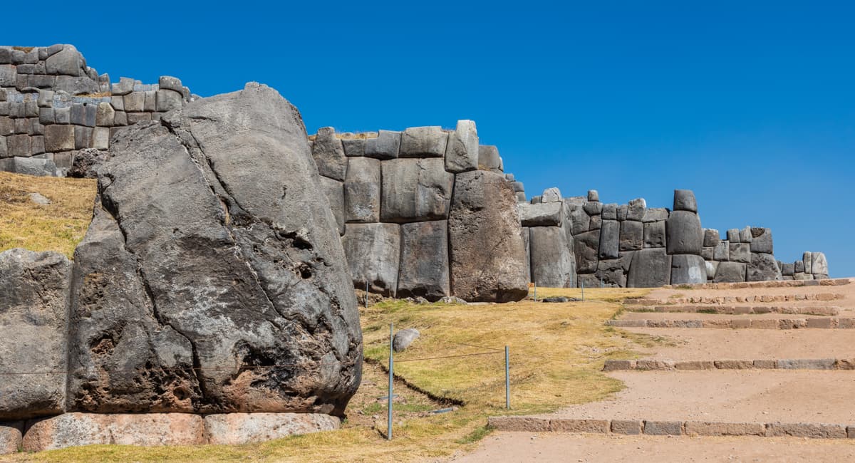 Die Zickzack-Steinmauern von Sacsayhuamán oberhalb von Cusco