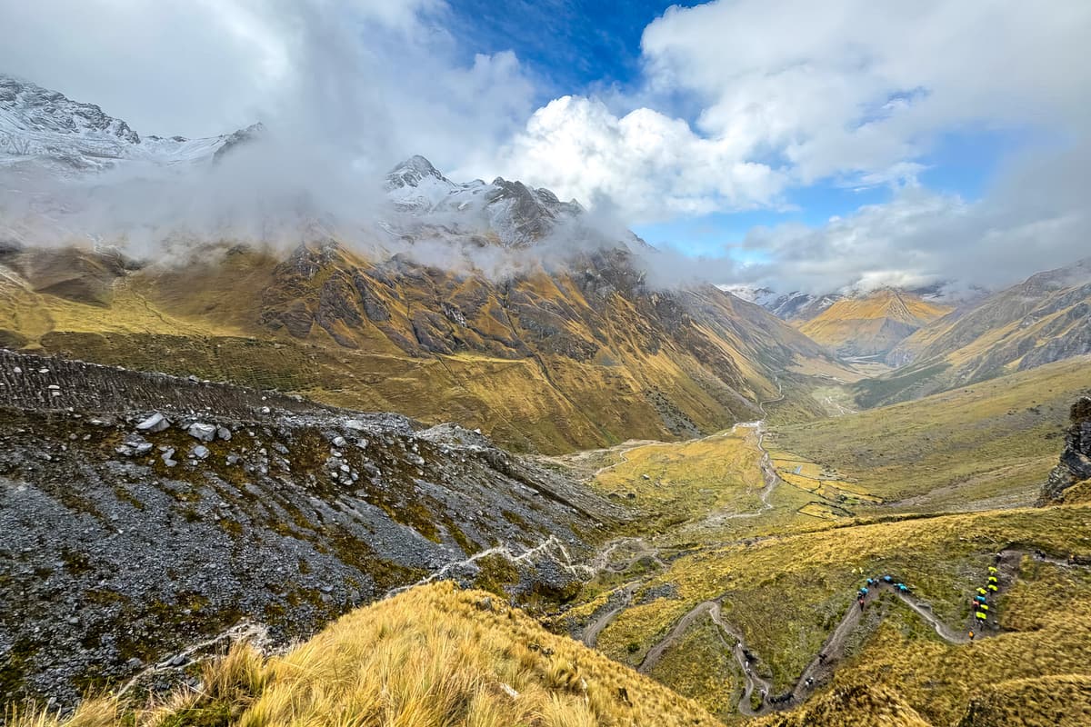 Der hohe Salkantay-Pass unter schneebedeckten Gipfeln